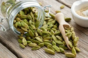 Cardamomen gemahlen