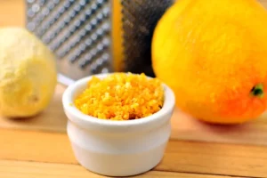 Orangenschale geraspelt
